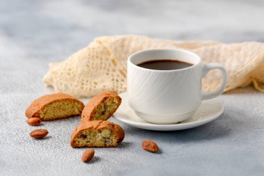 Günaydın kavramı - kahvaltı köpüklü espresso kahve lezzetli İtalyan badem cantuccini bisküvi tarafından eşlik etti. Kopya alanı