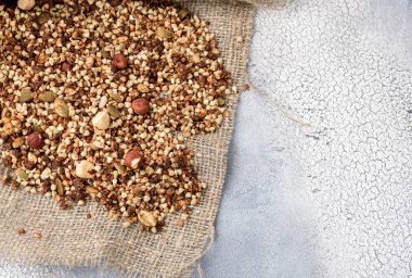 Sağlıklı Kahvaltı, fındık ve kabak çekirdeği ile yeşil buğday vegan vejetaryen granola yapılmış. Metninizi kopya alanı için yer