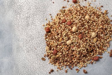 Sağlıklı Kahvaltı, fındık ve kabak çekirdeği ile yeşil buğday vegan vejetaryen granola yapılmış. Metninizi kopya alanı için yer