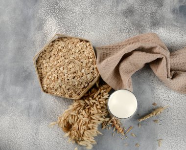 Bir vejetaryen diyet kavramı. Yulaf süt cam ve yulaf ve yulaf kulaklarında. Üstten görünüm.