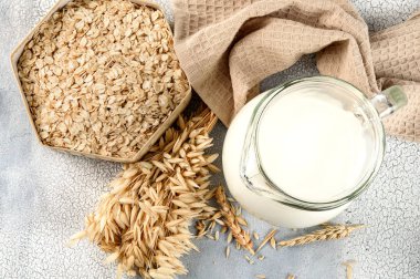 Bir vejetaryen diyet kavramı. Yulaf sütü kabı ve yulaf ve yulaf kulaklarında. Üstten görünüm