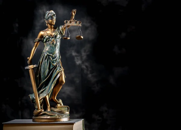 Fotografie Van Bronzen Themis Sculptuur Femida Justitie Godin Een Donkere — Stockfoto