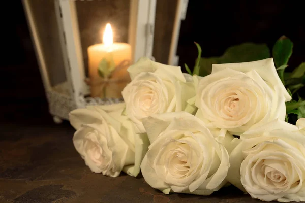 Belas Rosas Brancas Vela Mesa Contra Fundo Preto Símbolo Funerário — Fotografia de Stock