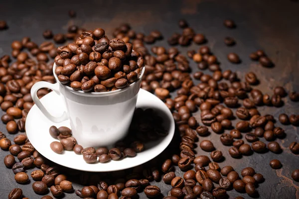 Biji kopi di cangkir kopi dengan latar belakang hitam — Stok Foto
