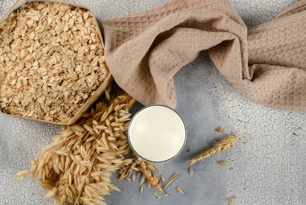 The concept of a vegetarian diet. Oat milk in the glass and oat — Stock Photo, Image