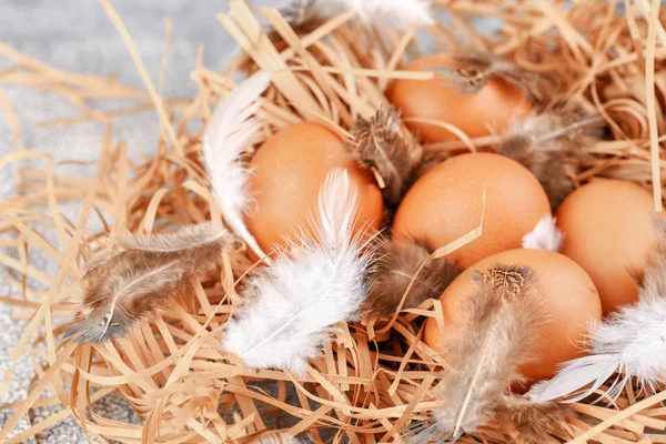 Many eggs lie on the background of hay, top view. — Stock Photo, Image