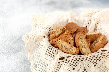 Hasır peçete ile bir tabakta İtalyan cantuccini çerezleri. ışık 
