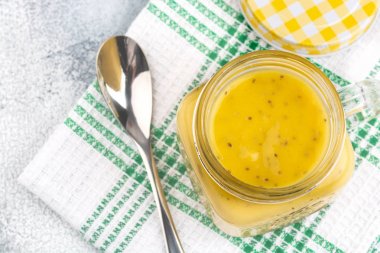 Tropikal meyve ile Smoothie: mango, muz, avokado, chia tohumu