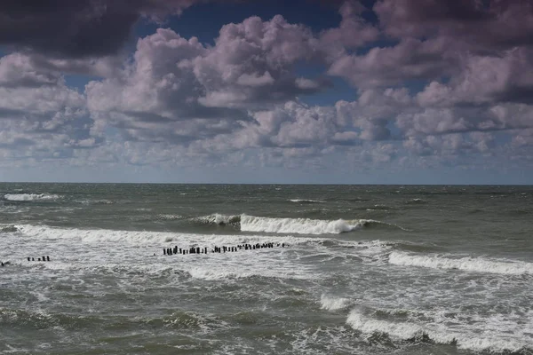 Fırtına deniz manzarası. Baltık denizinde fırtına sırasında deniz dalgası — Stok fotoğraf