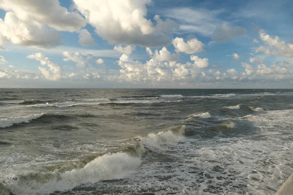 Utsikt över Storm Seascape. Havsvågor under storm i Östersjön — Stockfoto