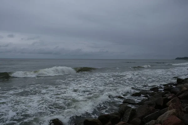 Vista del paisaje marino de tormenta. Ola marina durante la tormenta en el mar Báltico — Foto de Stock