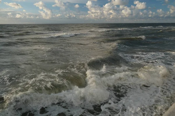 Vista del paisaje marino de tormenta. Ola marina durante la tormenta en el mar Báltico — Foto de Stock