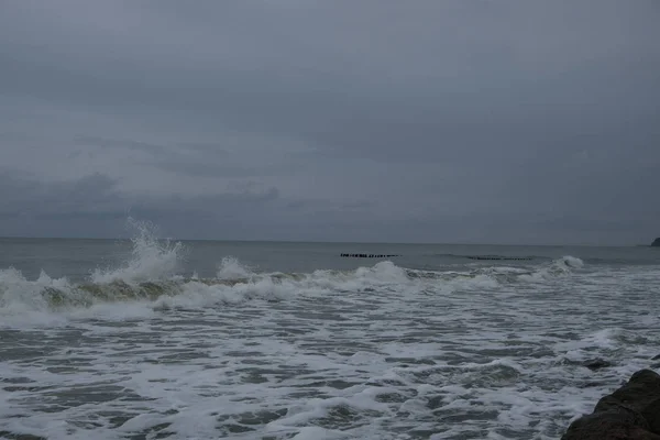 Udsigt over storm seascape. Havbølge under storm i Østersøen - Stock-foto