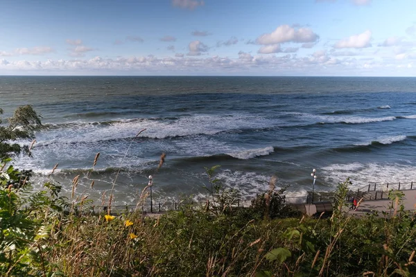 Vista del paisaje marino de tormenta. Ola marina durante la tormenta en el mar Báltico — Foto de Stock