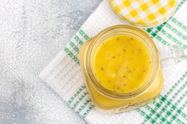 Tropikal meyve ile Smoothie: mango, muz, avokado, chia tohumu