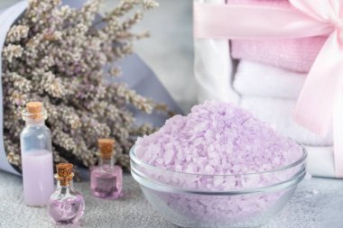 Lavanta spa ayarı: tuz, uçucu yağ ve kurutulmuş çiçekler 