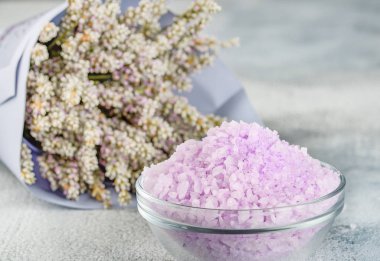 Lavanta spa ayarı: tuz, uçucu yağ ve kurutulmuş çiçekler 