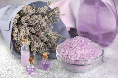 Lavander spa ayarı: tuz, uçucu yağ ve kurutulmuş çiçekler 