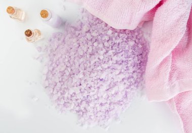 Lavanta spa ayarı: tuz, uçucu yağ doğal spa ürünleri 