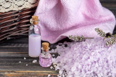 Lavanta spa ayarı: tuz, uçucu yağ ve kurutulmuş çiçekler 