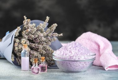 Lavanta spa ayarı: tuz, uçucu yağ ve kurutulmuş çiçek natu