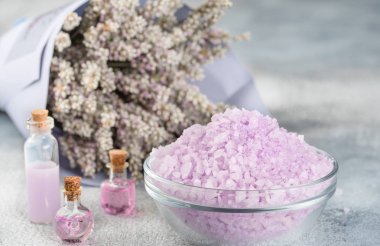 Lavanta spa ayarı: tuz, uçucu yağ ve kurutulmuş çiçek natu