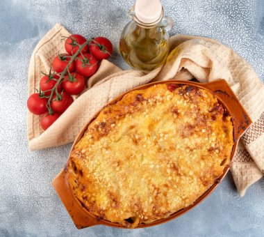 Sebze, kıyma ve c ile geleneksel İtalyan cannelloni