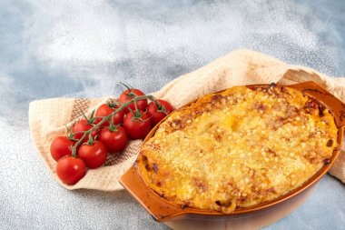 Sebze, kıyma ve c ile geleneksel İtalyan kanelonni