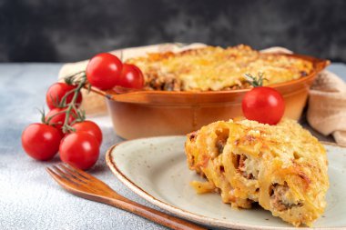 Et, domates, peynir sosu ve makarna ile Altın cannelloni 