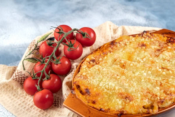 Sebze, kıyma ve c ile geleneksel İtalyan cannelloni