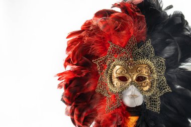 İtalyan karnavalı. Venedik kırmızısı siyah ve altın maske. Gizemli e