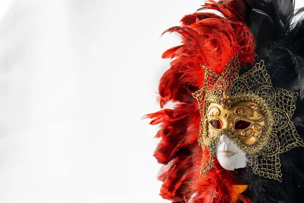 Carnevale italiano. Maschera veneziana in rosso nero e oro. Misterioso e — Foto Stock