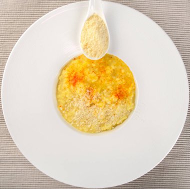 Safran ve parmesan peyniri ile Risotto 