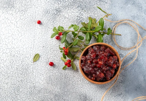 Mermelada de Lingonberry o salsa en cuenco de madera con arándanos, vaqueros — Foto de Stock