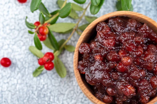 Mermelada de Lingonberry o salsa en cuenco de madera con arándanos, vaqueros — Foto de Stock