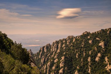 Montserrat Abbey yakınlarındaki dağ manzarası bir yaz gün batımında alınan 