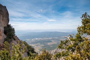 Montserrat manastırı yakınındaki dağ manzarası, güneşli bir miktar alınır