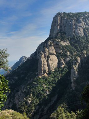 Montserrat manastırı yakınındaki dağ manzarası, güneşli bir miktar alınır