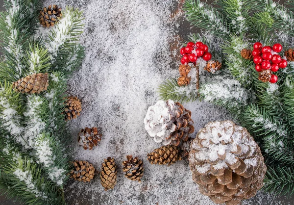 Juldekoration gratulationskort-snöiga tall koner på Grankli — Stockfoto