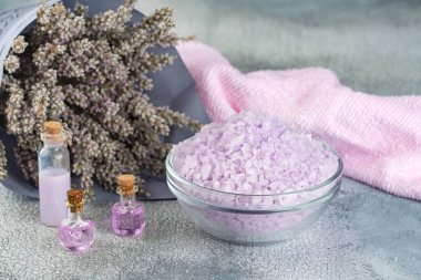 Lavanta spa ayarı: tuz, uçucu yağ ve kurutulmuş çiçek natu