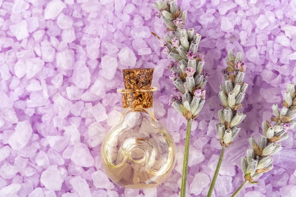 Ambiente de spa de lavanda: sal, óleo essencial e flores secas natu — Fotografia de Stock