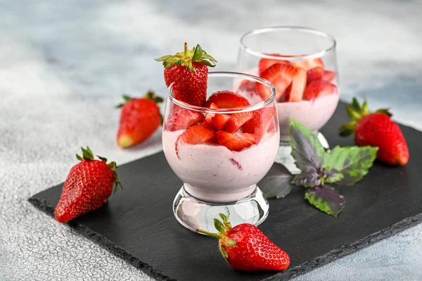 Dessert Mit Frischen Erdbeeren Ricotta Erdbeermarmelade Und Basilikum Auf Gläsern — Stockfoto