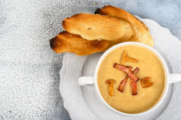 Mushroom, chanterelle cream soup on light background with croutons, top view. — Stock Image Mushroom Chanterelle Cream Soup Light Background Croutons Top View Stock Picture