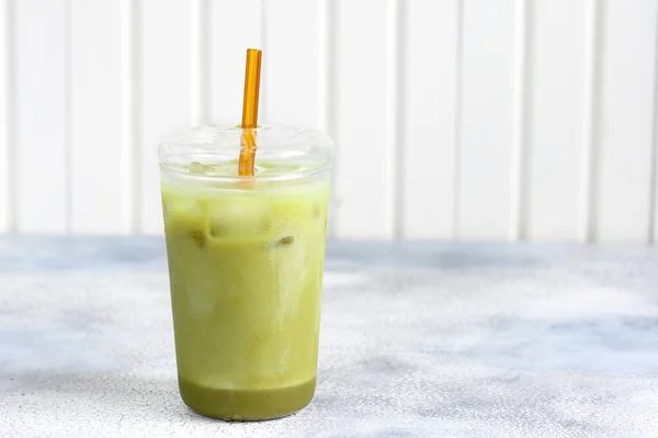 马沙绿茶冰拿铁与杏仁牛奶在杯子里 灰色的石头背景 是的高质量的照片 — 图库照片