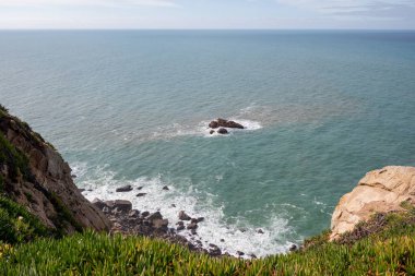 Portekiz kıyıları, Cabo da Roca Burnu - Avrupa 'nın en batı noktası. Resimli kayalar.