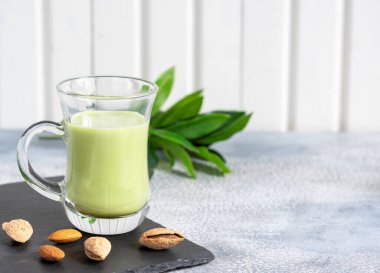 Badem sütlü kapuçino. Arka planda bulanıklık var.. 