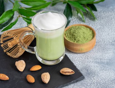 Badem sütlü kapuçino. Arka planda bulanıklık var.. 