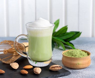 Badem sütlü kapuçino, yakın plan.