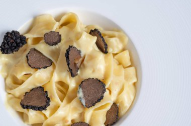 Bir tabak lezzetli İtalyan makarna tagliatelle ve mantar cipsi. Boşluğu kopyala