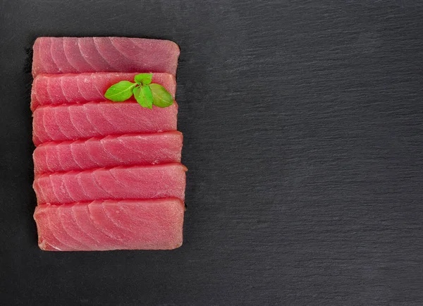 Fesleğenli taze ton balığı bifteği. Siyah kırsal arka planda. Boşluğu kopyala